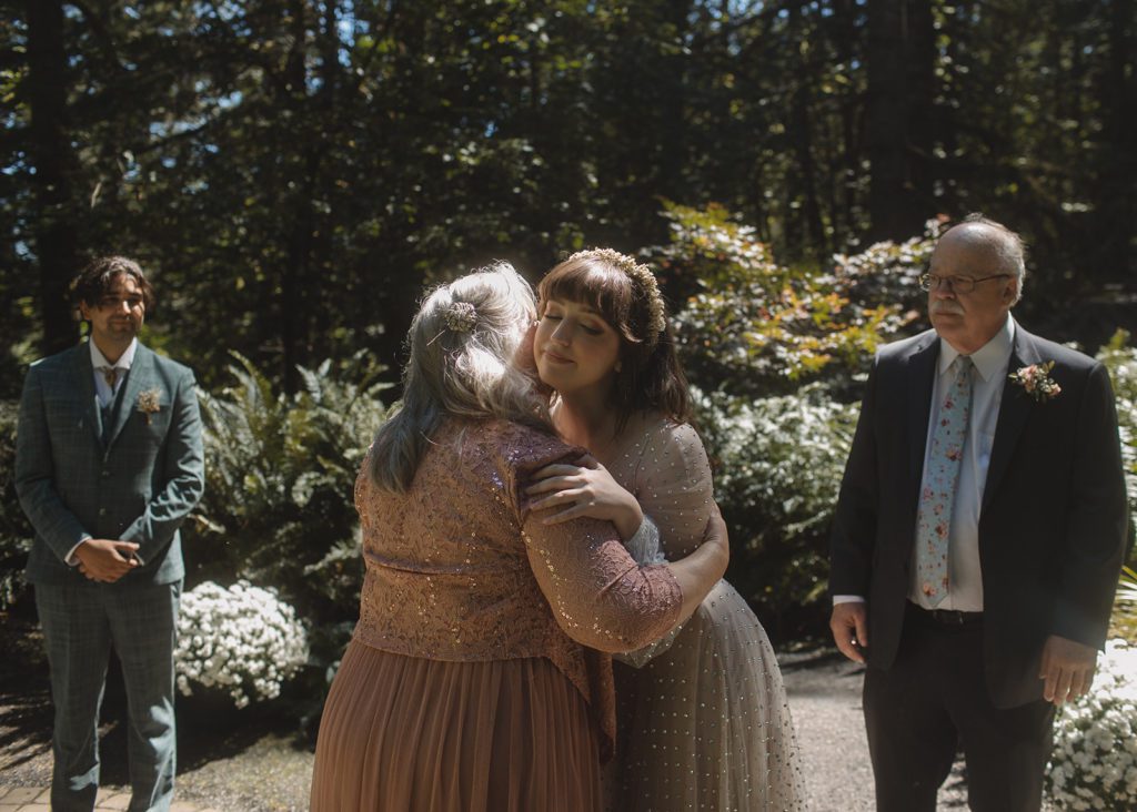 Bride hugs mom at altar